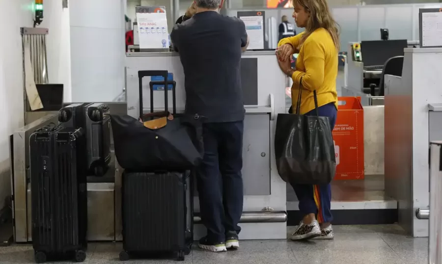 Voa Brasil: Aposentados do INSS poderão comprar passagem aérea por até R$ 200; veja regras