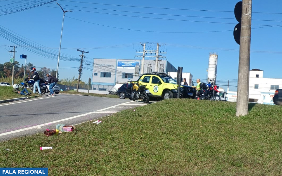  O motorista do carro sofreu ferimentos leves e recebeu atendimento no local.