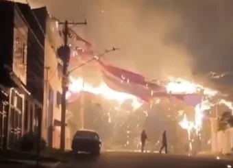 Balão pega fogo após atingir rede elétrica na Zona Leste de São Paulo