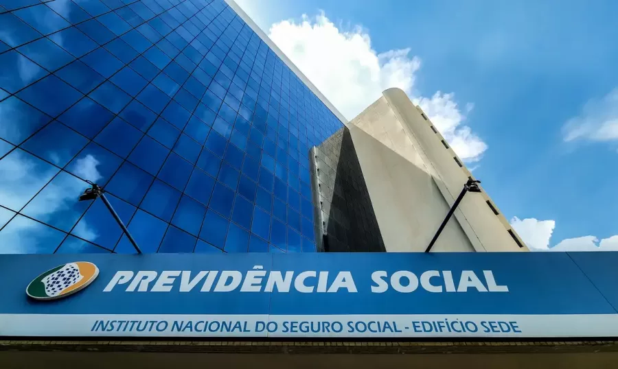 A greve dos servidores do INSS entrou no terceiro dia, mas os serviços digitais continuam disponíveis. O site Meu INSS e a central 135 oferecem mais de 100 opções de agendamento - Foto: Rafa Neddermeyer/Agência Brasil