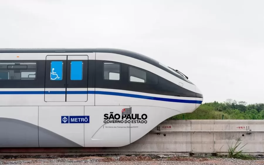 O primeiro trem da Linha 17-Ouro chegou ao Brasil em 29 de junho de 2024, vindo da China. A composição desembarcou no Porto de Santos e será transportada até o Pátio Água Espraiada, em São Paulo.