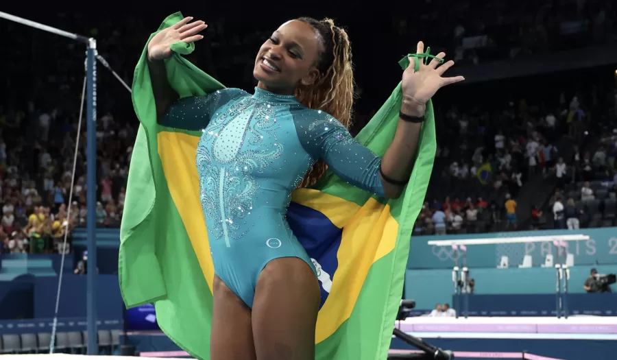 Rebeca supera Simone Biles e é campeã olímpica no solo