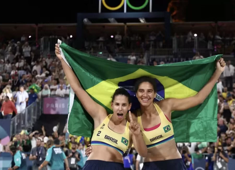 Dupla brasileira Duda e Ana Patrícia conquistam ouro histórico no vôlei de praia em Paris 2024