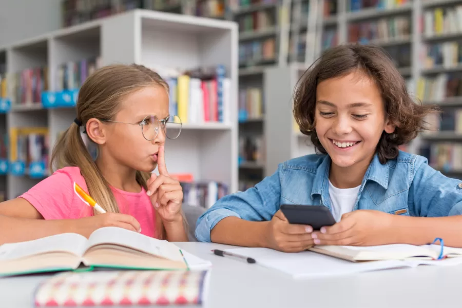 MEC planeja projeto de lei para proibir celulares em escolas do Brasil