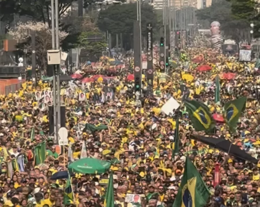 Ato na Paulista reúne multidão em protesto contra Alexandre de Moraes