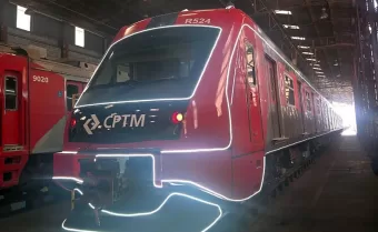 Trem iluminado de Natal circula na CPTM