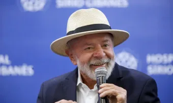 Lula agradece a Deus, se emociona ao receber alta do hospital após cirurgia na cabeça