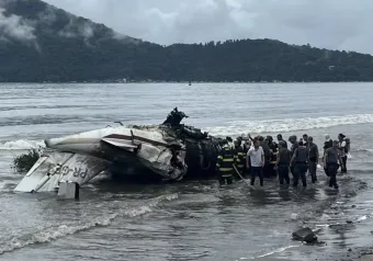 Avião com cinco pessoas explode após ultrapassar pista em Ubatuba – SP
