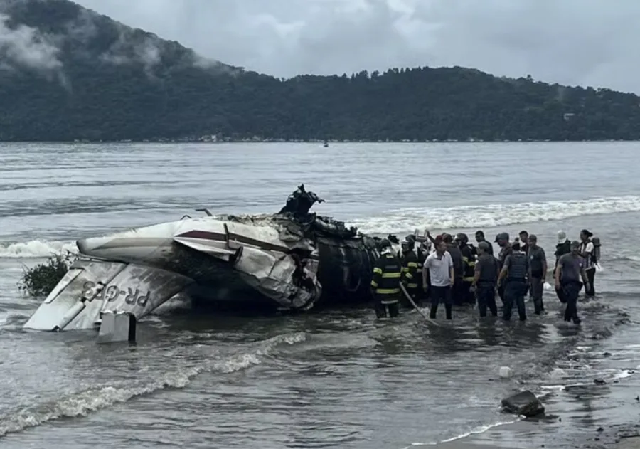 Avião com cinco pessoas explode após ultrapassar pista em Ubatuba – SP