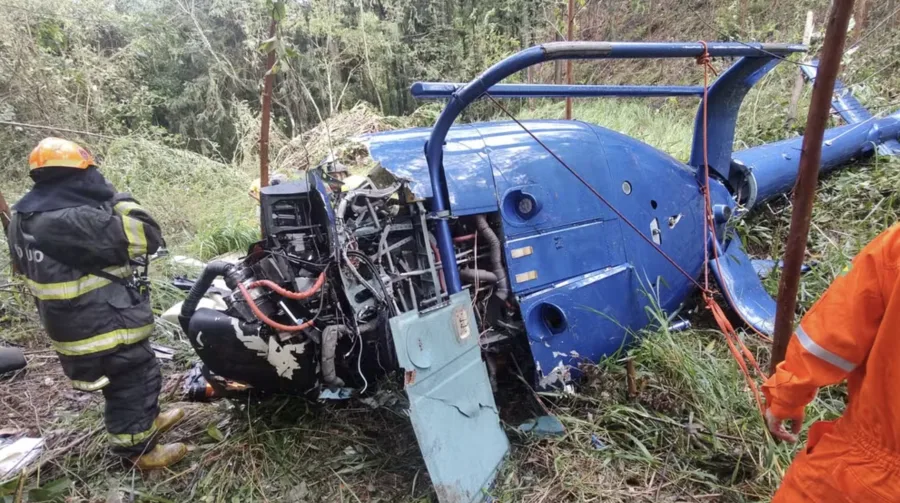 Helicóptero cai na região de Caieiras; duas pessoas morrem, uma criança e o piloto são resgatados com vida