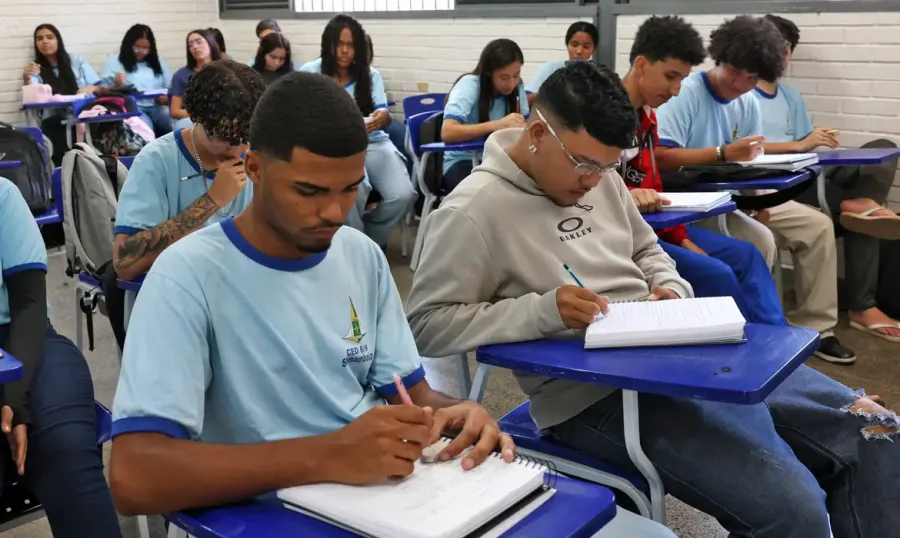 Pé-de-Meia deposita R$ 1 mil para alunos do ensino médio e busca reduzir evasão escolar