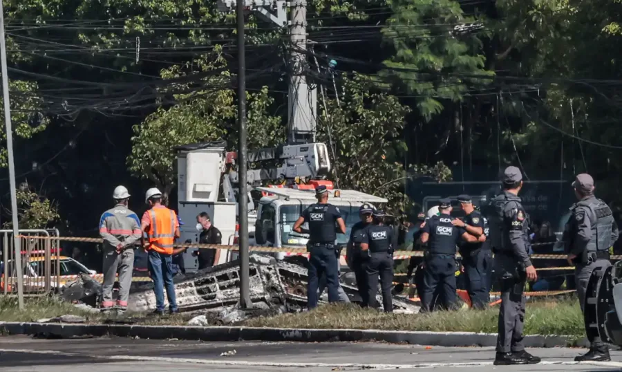 Duas pessoas morrem após queda de avião de pequeno porte em São Paulo