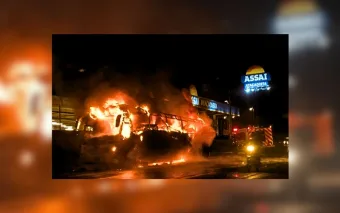 Ônibus em chamas transforma rodovia em cena de filme de terror esta madrugada