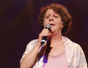 Cristina Buarque morre aos 74 anos; cantora era irmã de Chico Buarque