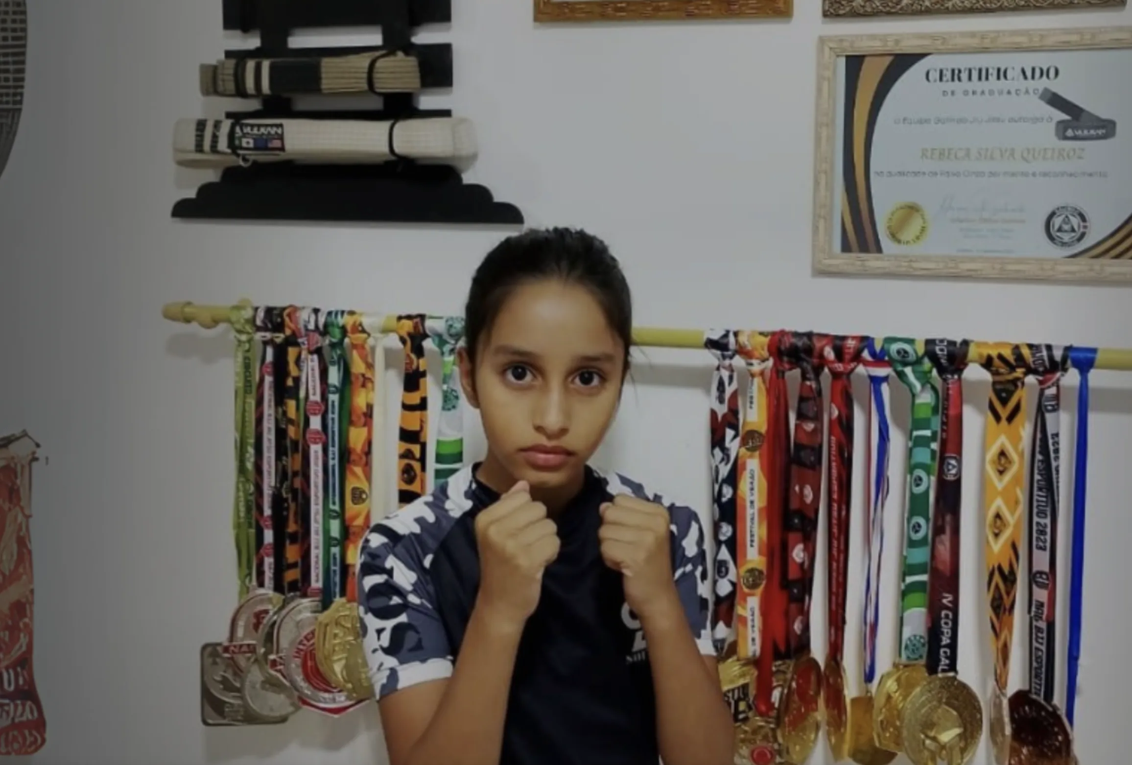 Aos 10 anos, Rebeca Queiroz já é um fenômeno do Jiu-Jitsu paulista. Com 24 medalhas e 13 ouros, a atleta de Caieiras supera limites e se torna referência mirim no esporte. Mesmo competindo fora da sua categoria de peso, ela garantiu pódio em disputas estaduais e já conta com patrocínio local. (Foto: Divulgação)