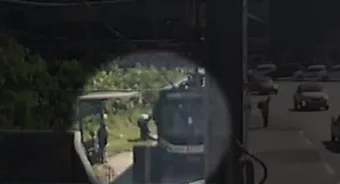 Motorista joga passageiro desmaiado na calçada e vai embora como se fosse lixo em Franco da Rocha