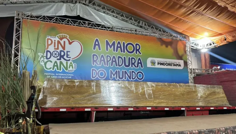 Rapadura de 18 toneladas é quebrada com britadeira e arrasta multidão no interior do Ceará