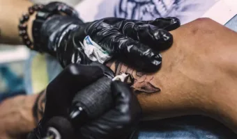 CFM proíbe anestesia para tatuagens e alerta: risco à vida não se apaga com tinta