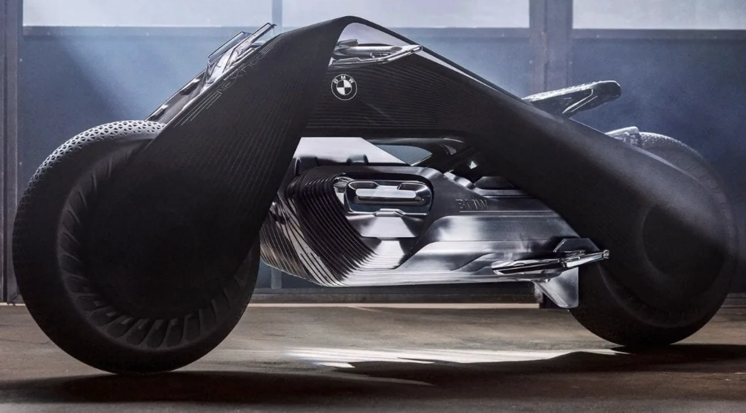 BMW lança moto que anda sozinha, prevê acidentes e vibra para avisar perigos antes de acontecer