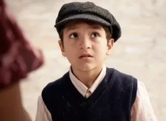 Novela: Garoto esfomeado engole suspiros de presente e destrói pedido de namoro em Êta Mundo Melhor!