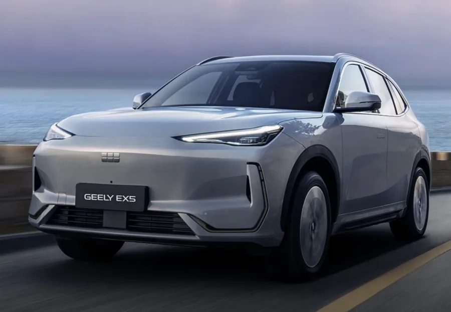 A Geely está de volta ao Brasil e lança o EX5, um SUV 100% elétrico com visual discreto e autonomia robusta. O modelo chega em duas versões com preço competitivo.