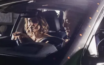 Abel e Rebeca sofrem acidente brutal após Jaques sabotar carro na novela Dona de Mim