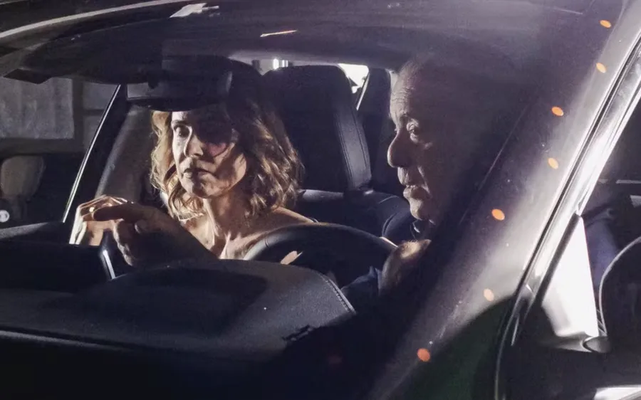Abel e Rebeca sofrem acidente de carro em Dona de Mim — Foto: Globo