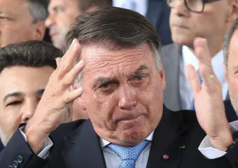 Prisão Domiciliar para Bolsonaro: Moraes manda ex-presidente para prisão com tornozeleira e isolamento