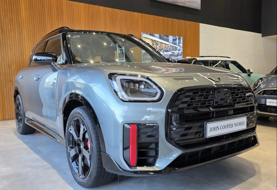 O novo MINI JCW Countryman ALL4 chegou ao Brasil com motor 2.0 turbo de 317 cv e tração integral. Acelera de 0 a 100 km/h em apenas 5,6 segundos.