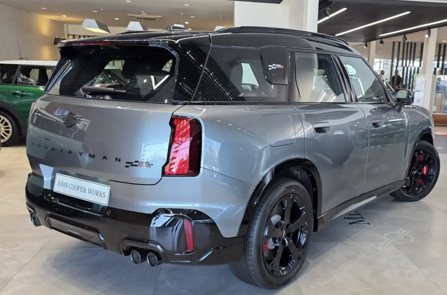 A versão Exclusive tem visual único, sem faixas e rodas pretas de 19”. No interior, cores vermelho e preto reforçam a pegada esportiva da marca.