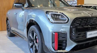 MINI lança SUV mais potente do Brasil com 317 cv, painel OLED redondo e som de cinema por R$ 370 mil
