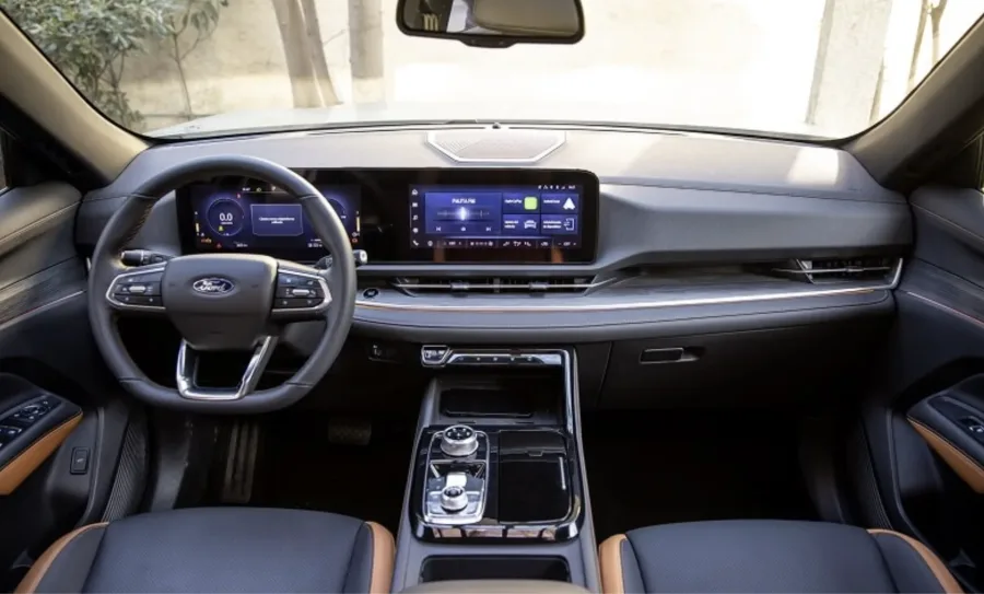 Segurança é um ponto forte. O Territory traz frenagem automática, câmeras 360°, controle adaptativo de velocidade e assistente de permanência em faixa.