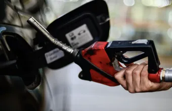 VIDEO: Gasolina mais fraca e carros mais vulneráveis: nova mistura preocupa motoristas no Brasil