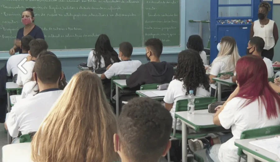 São Paulo dá adeus aos livros do MEC e lança ensino digital próprio nas escolas estaduais em 2024
