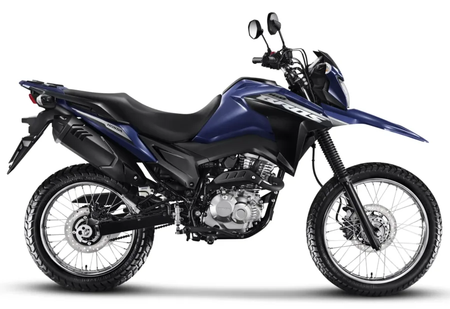 A Honda Bros 160 2026 chega ao mercado mantendo seu motor flex, mas aposta em uma nova cor azul na versão CBS para atingir um público mais sóbrio e urbano.