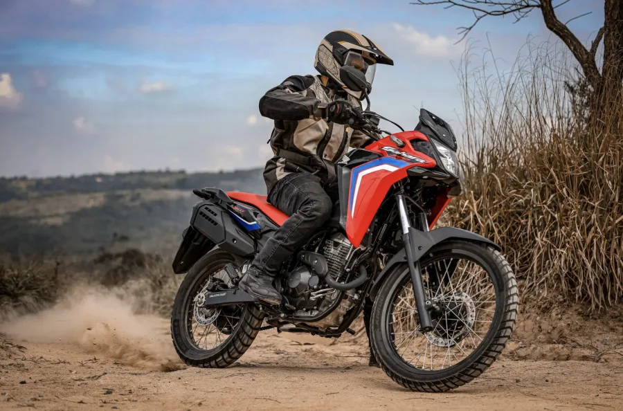 A Honda XRE 300 Sahara 2026 estreia nova cor cinza na versão Standard e aposta no visual urbano para atrair um público mais discreto, sem perder a esportividade.