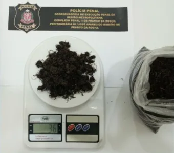 Pai é flagrado ao tentar enviar maconha camuflada em fumo para filho preso em Franco da Rocha