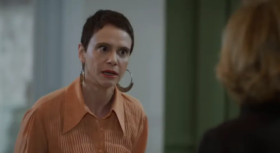 Celina se desespera quando Odete fala seu plano contra Raquel em Vale Tudo — Foto: Reprodução/TV Globo