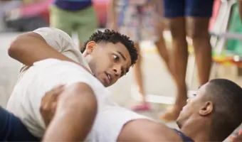 Samuel vive dia de cria em São Cristóvão e cai de árvore no colo de Marlon em Dona de Mim