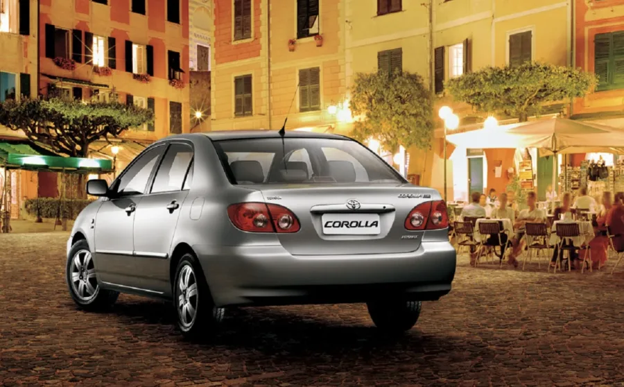Toyota Corolla 2002 segue como sedã confiável, econômico e valorizado no mercado de usados