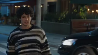 Vale Tudo: Heleninha é flagrada bêbada pelo filho, que reage e acaba espancado nas ruas do Rio