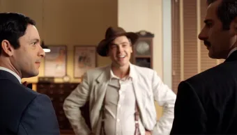 Resumo novela “Êta Mundo Melhor!” hoje (15): Candinho flagra plano suspeito e exige ver contabilidade da fábrica na novela das 6