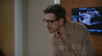 Vale Tudo: Solange descobre gravidez de gêmeos e Renato assume papel inesperado