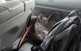 Levar malas no banco traseiro do carro pode custar multa de R$ 195,23 e 5 pontos na CNH