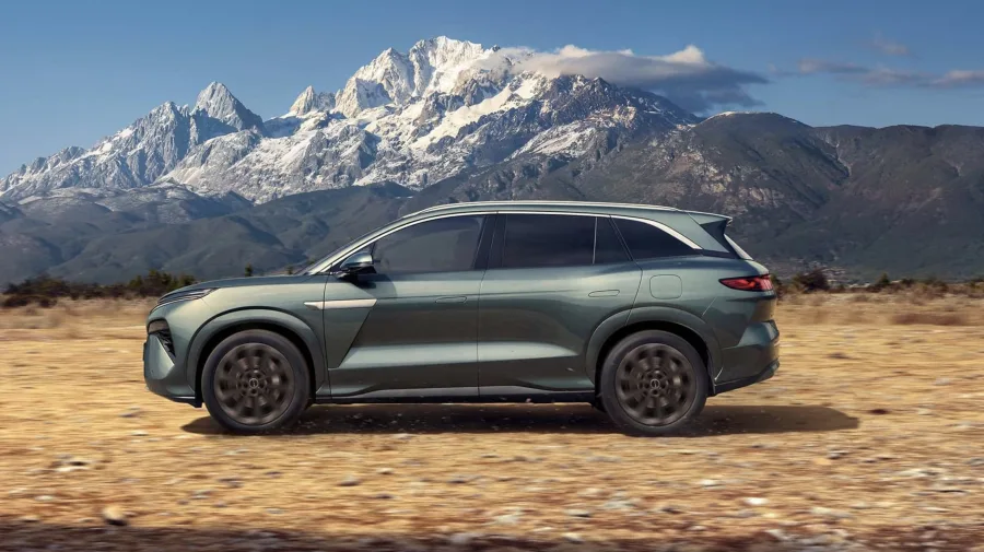 O híbrido plug in combina motor turbo e dois elétricos para 544 cv, entregando aceleração forte e consumo menor, fazendo sentido para quem alterna cidade e estrada.