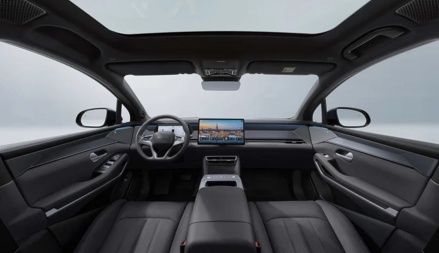 A cabine reforça essa proposta com espaço real em todas as fileiras, posição de dirigir alta e soluções que atendem famílias que precisam de amplitude sem perder ergonomia.