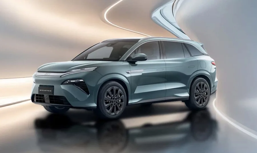 As versões elétricas ampliam o alcance, chegando a 1.101 cv e autonomia de até 670 km, mantendo o interior silencioso e estável mesmo em uso mais exigente.