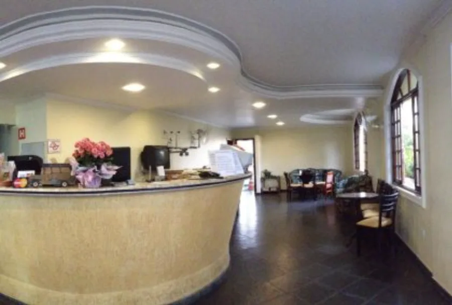 Chegar ao Brisamar Hotel é ser recebido como casa de praia da família: check-in rápido, sorrisos verdadeiros e aquela sensação de “agora sim, começou a viagem”.