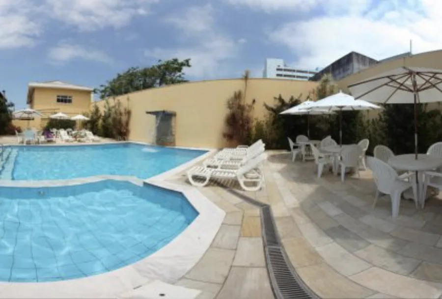Sol, água e zero pressa: a piscina do Brisamar Hotel é o ponto de encontro da família inteira entre um banho de mar e outro. É aqui que a viagem desacelera de verdade.