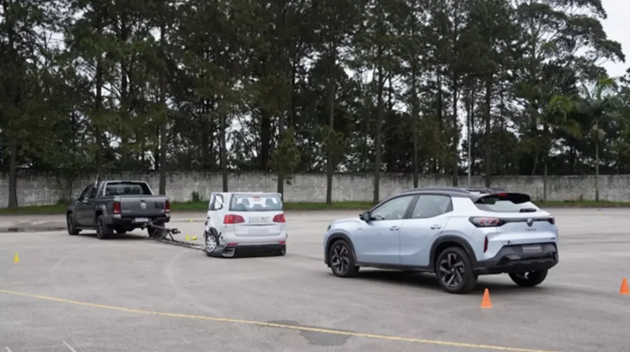 Outro setor revelou o simulador que calibra assistentes de faixa. O ambiente recria chuva e luminosidade variável, permitindo validar parâmetros em dois dias, processo que levaria semanas em testes físicos.